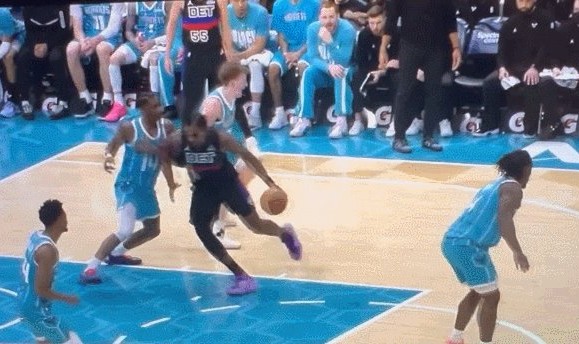 博鱼中国官网-活塞黄蜂爆发群殴惊动警察 斯图尔特再现蛮牛冲撞